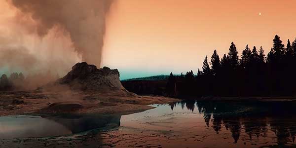 Yellowstone National Park - geyser erupting